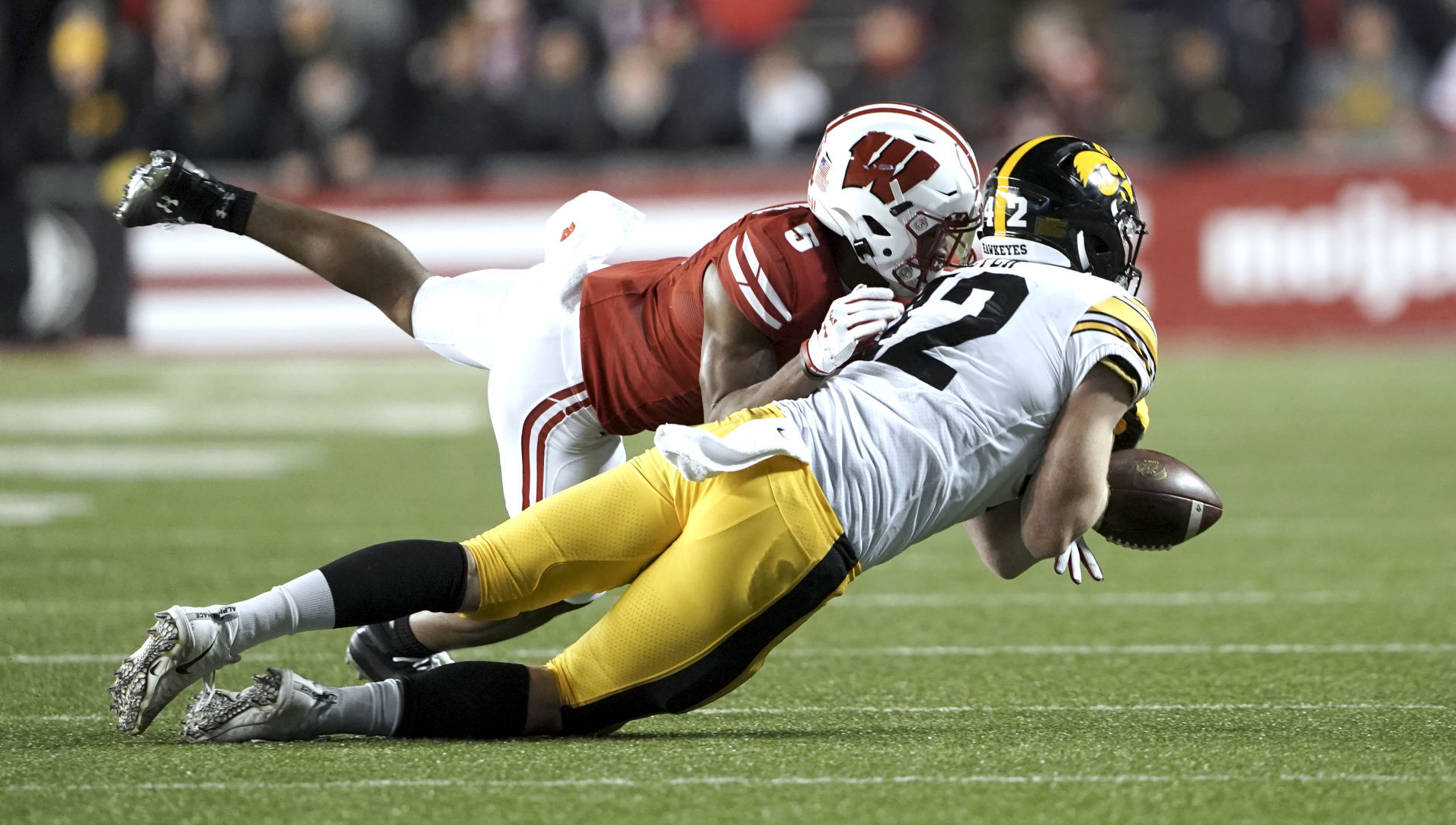 Badgers 24, Hawkeyes 22